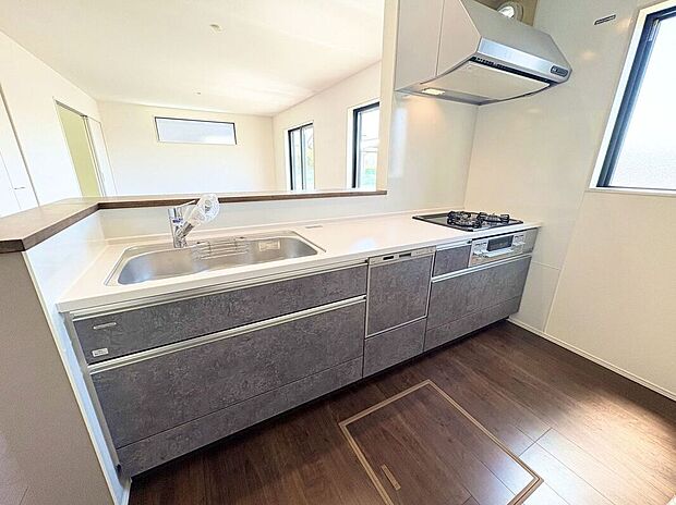 ☆キッチン☆3口コンロが嬉しいシステムキッチン♪広いシンクや作業台でお料理が捗ります♪