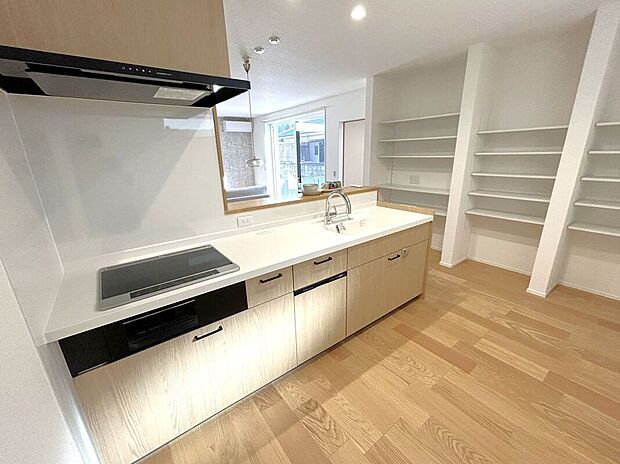 ☆キッチン☆人気のIHコンロに食洗機、床下収納、パントリーなど主婦に嬉しい設備揃ってます♪