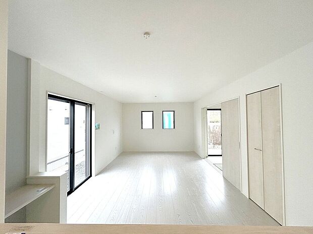 ☆リビング☆上品で清潔感のあるホワイトの床♪家具や小物を引き立て、お部屋の雰囲気を変えることができます♪