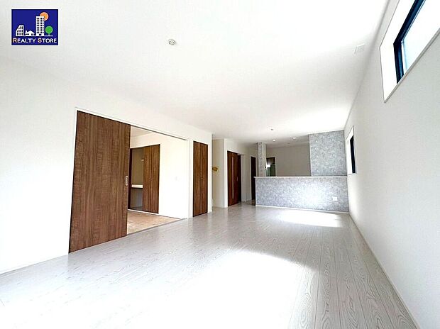 ☆リビング☆家具を置いてもゆとりの広さ♪20.2帖の広々としたリビング♪