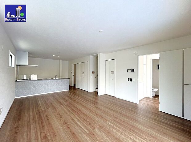 ☆リビング☆ブラウン系のフローリングなので、ヴィンテージや和テイストなど、お好みのインテリアスタイルを楽しむことができます(^^♪