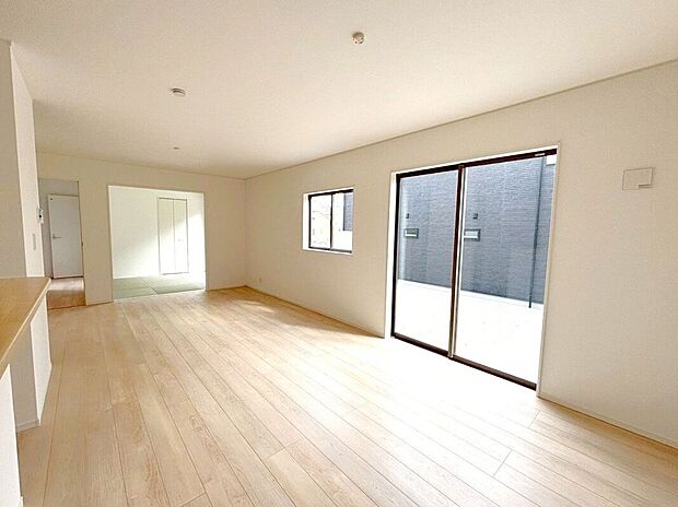 ☆リビング☆家具を置いてもゆとりの広さ♪18.2帖の広々としたリビング♪