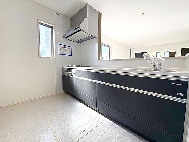 ☆キッチン☆3口コンロが嬉しいキッチン♪シンクや作業スペースも広くお料理しやすいキッチンです♪