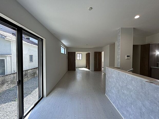 ☆リビング☆上品で清潔感のあるホワイトの床♪家具や小物を引き立て、お部屋の雰囲気を変えることができます♪