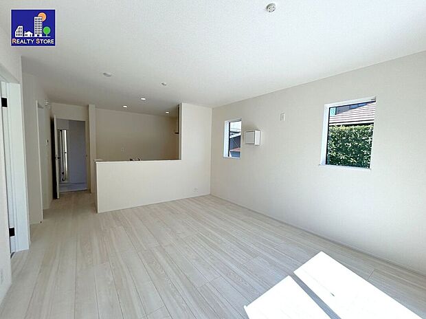 ☆リビング☆上品で清潔感のあるホワイトの床♪家具や小物を引き立て、お部屋の雰囲気を変えることができます♪