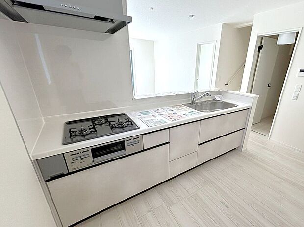 ☆キッチン☆白を基調とした明るい雰囲気のキッチン♪対面キッチンで家族との会話もはずみます♪床下収納も完備でしっかり収納!