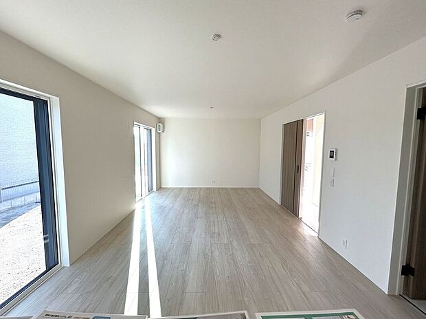 ☆リビング☆温かみのあるナチュラルな床色のリビング♪空間が明るい印象になり、家具やインテリアが合わせやすく人気のある色味です♪