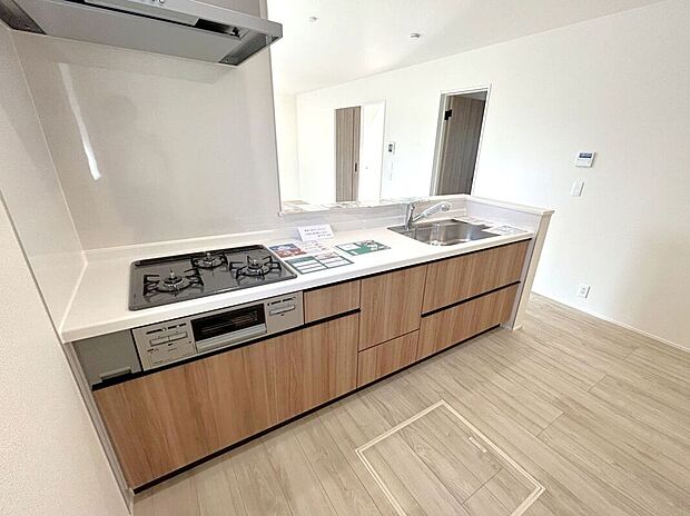 ☆キッチン☆3口コンロが嬉しいキッチン♪シンクや作業スペースも広くお料理しやすいキッチンです♪