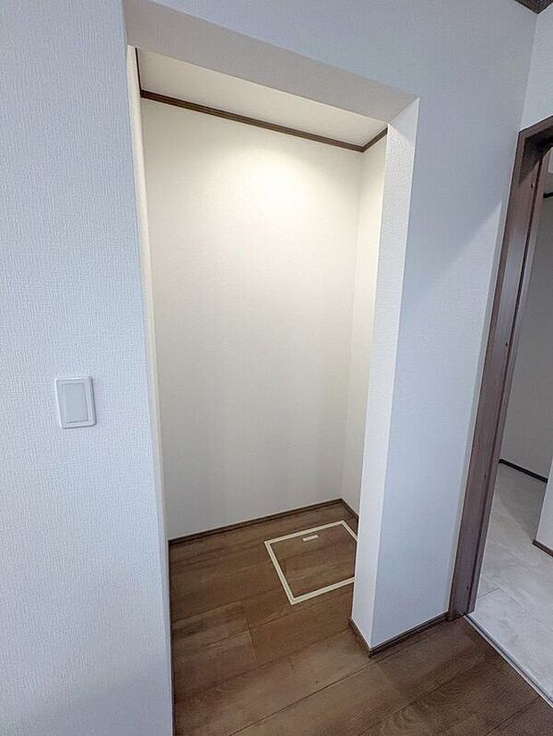 ☆パントリー☆出番の少ないキッチン家電や、お酒やお米、食料の備蓄などもたっぷり収納♪散らかりがちなキッチンをすっきりさせてくれる嬉しい収納スペースです!