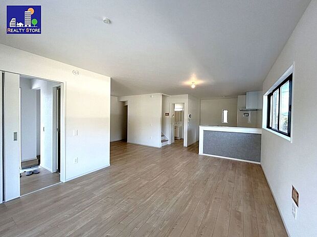 ☆リビング☆家具を置いてもゆとりの広さ♪17.7帖の広々としたリビング♪6帖の洋室と合わせて23.7帖の広さ♪