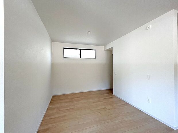 ☆洋室☆リビングに面した6帖のお部屋♪お子様の室内遊び場や在宅ワークスペース等、ライフスタイルに合わせてお使いいただけます♪