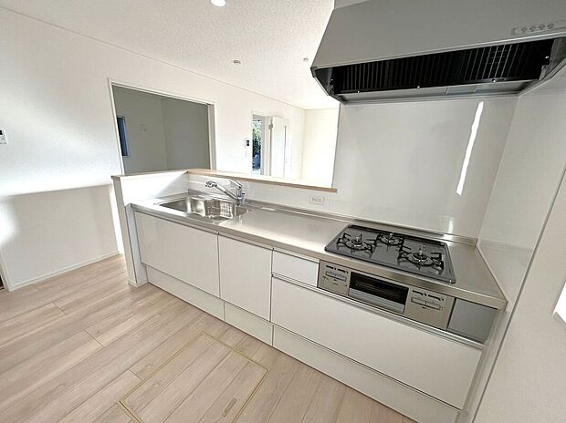 ☆キッチン☆白を基調とした明るい雰囲気のキッチン♪対面キッチンで家族との会話もはずみます♪床下収納も完備でしっかり収納!