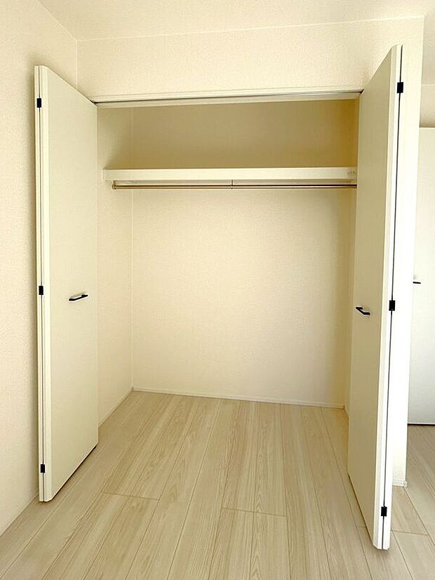 ☆クローゼット(6.7帖洋室)☆容量大きめなので、お部屋がすっきり片付きます♪
