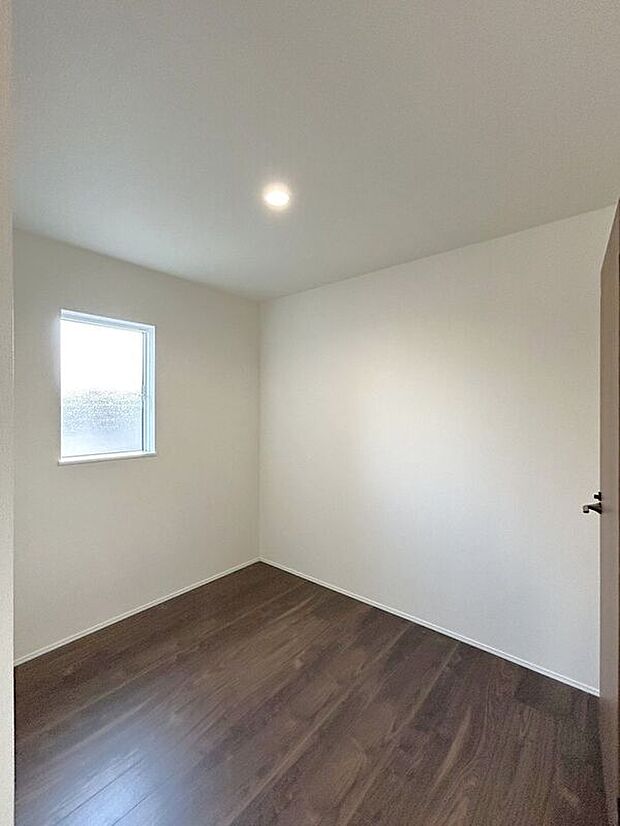 ☆フリースペース☆収納やテレワークなどと目的に使用できる3.8帖のスペース♪洗面脱衣室に繋がっているので物干しスペースにも出来ます♪