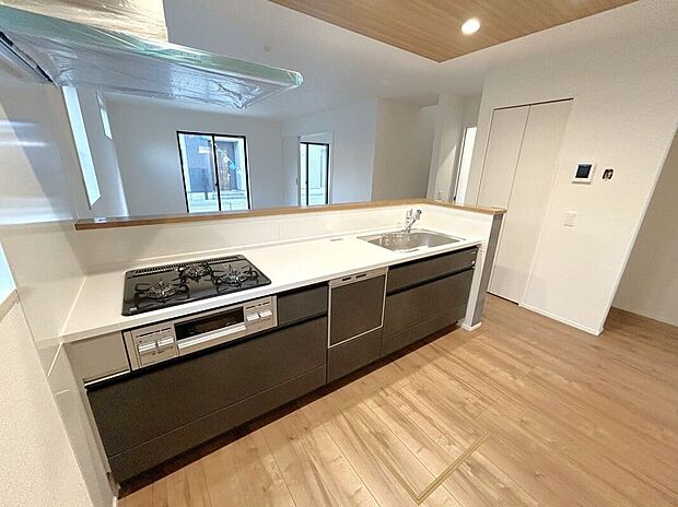 ☆キッチン☆3口コンロが嬉しいキッチン♪シンクや作業スペースも広くお料理しやすいキッチンです♪