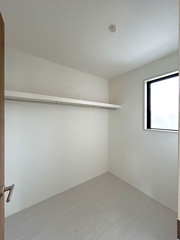 ☆ファミリークローク☆ご家族分の衣類やバッグ、小物等をまとめて収納できるファミリークローク完備しています♪