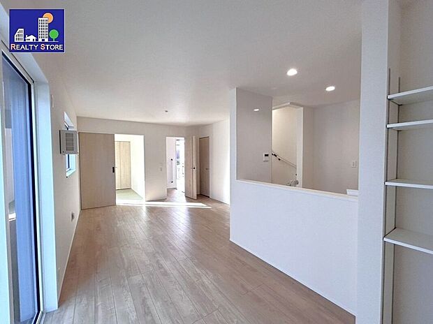 ☆リビング☆温かみのあるナチュラルな床色のリビング♪空間が明るい印象になり、家具やインテリアが合わせやすく人気のある色味です♪