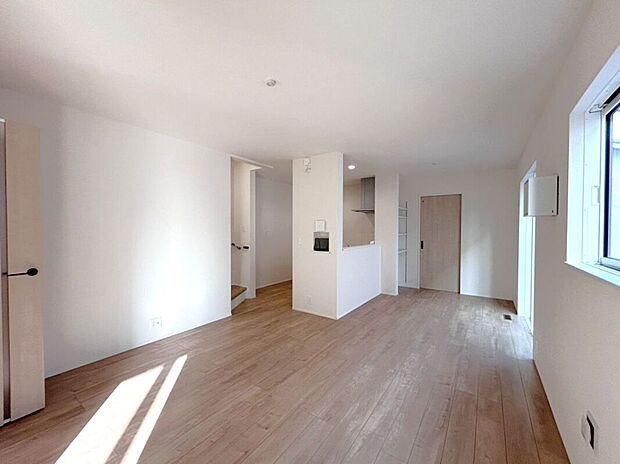 ☆リビング☆南側の大きな窓から暖かい光が差し込みます♪