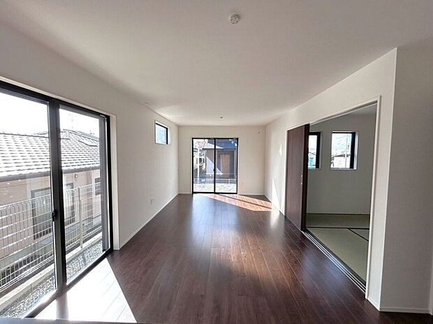 ☆リビング☆大きな窓の2面採光で陽当り良好なリビング♪