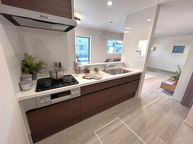 ☆キッチン☆3口コンロが嬉しいキッチン♪シンクや作業スペースも広くお料理しやすいキッチンです♪