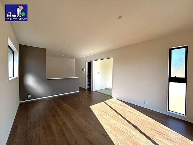 ☆リビング☆濃いブラウン系のフローリングなので、ヴィンテージや和テイストなど、お好みのインテリアスタイルを楽しむことができます(^^♪