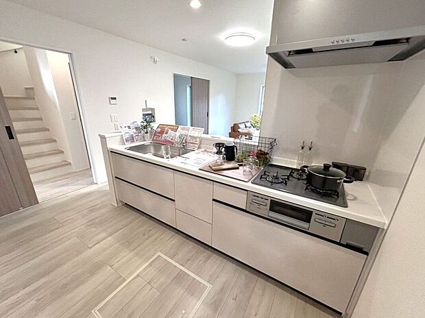 ☆キッチン☆白を基調とした明るい雰囲気のキッチン♪対面キッチンで家族との会話もはずみます♪床下収納も完備でしっかり収納！