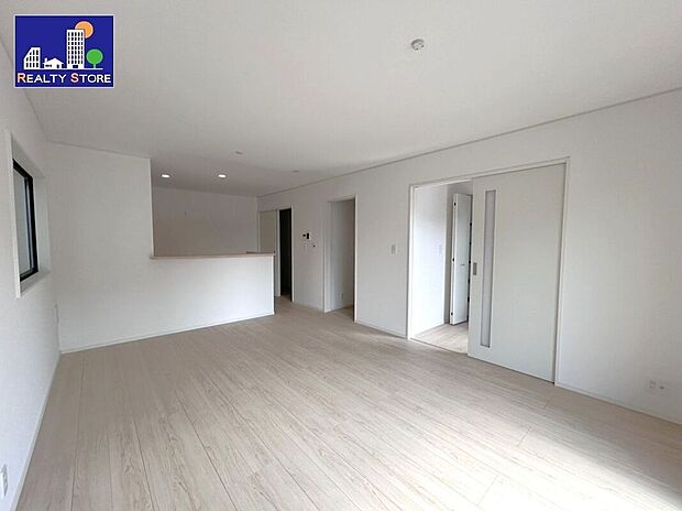 ☆リビング☆上品で清潔感のあるホワイトの床♪家具や小物を引き立て、お部屋の雰囲気を変えることができます♪