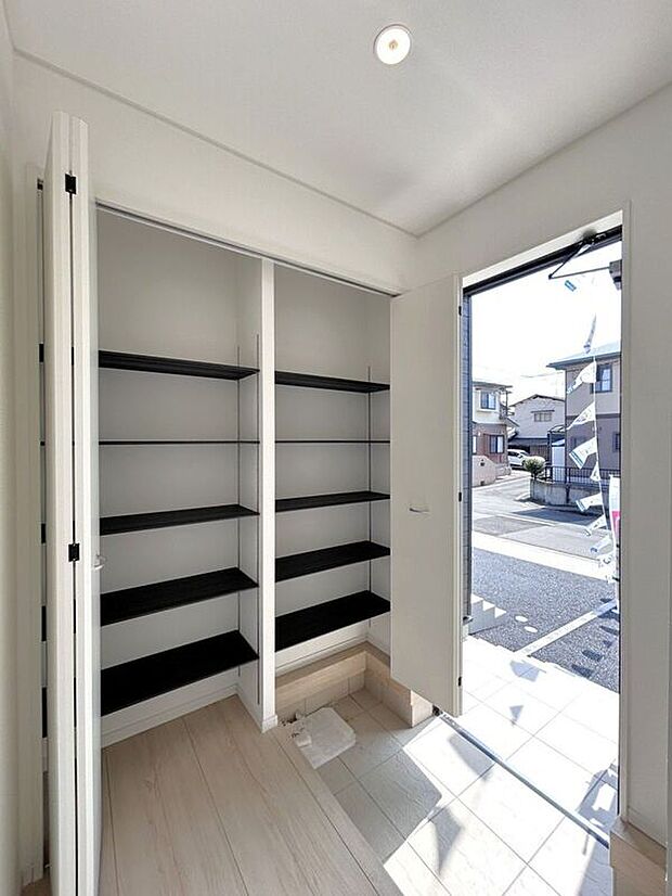 ☆玄関スペース☆明るく迎えてくれる玄関スペース。来客を気持ちよく迎えられます♪