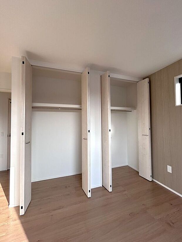 ☆クローゼット(6.9帖洋室)☆2つに分かれているのでお洋服とお荷物を分けて収納出来ます♪