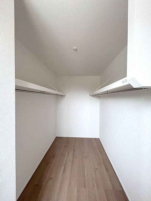 ☆WIC☆衣類をたっぷり収納できるウォークインクローゼット♪お部屋を広く使えます♪