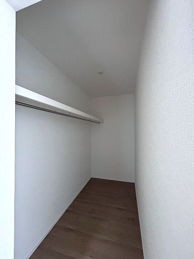 ☆WIC☆衣類をたっぷり収納できるウォークインクローゼット♪お部屋を広く使えます♪