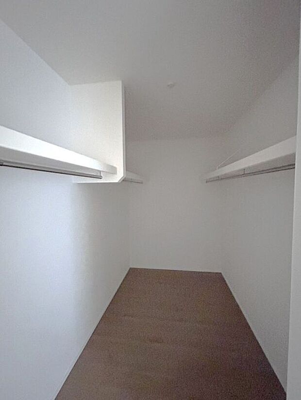 ☆WIC(8.0帖洋室)☆衣類をたっぷり収納できるウォークインクローゼット♪お部屋を広く使えます♪