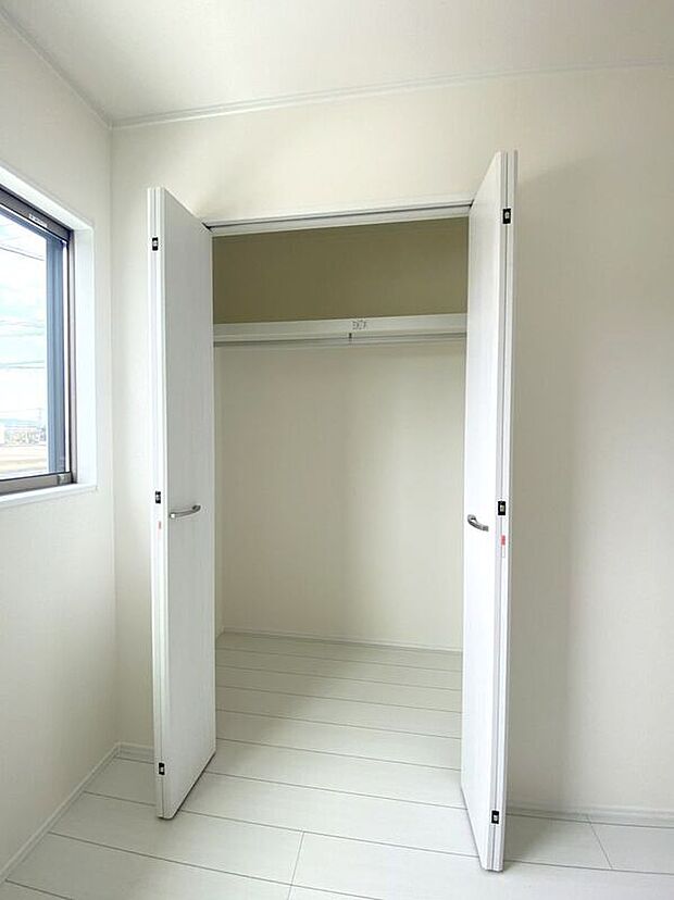 【収納】☆クローゼット(中央6帖洋室)☆各居室に収納完備しています♪