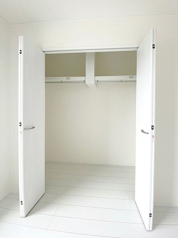 【収納】☆クローゼット(7帖洋室)☆棚が付いているのでスペースを無駄にすることなく収納いただけます♪