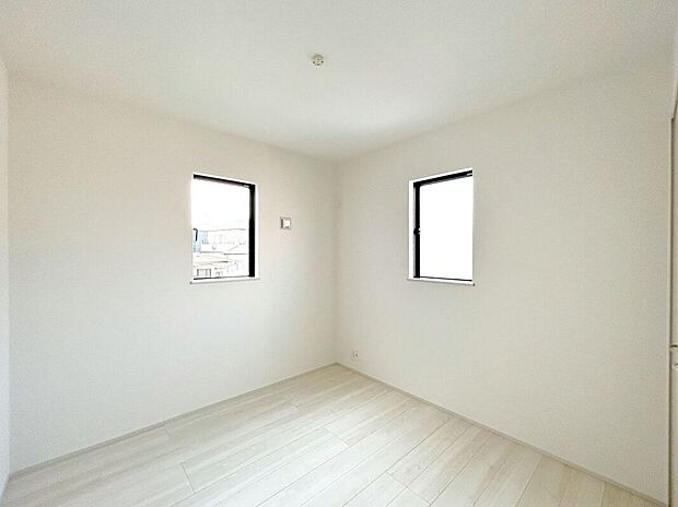 【室内】☆北西側4.5帖洋室☆収納力のあるクローゼット完備♪お部屋の活用の幅が広がります♪