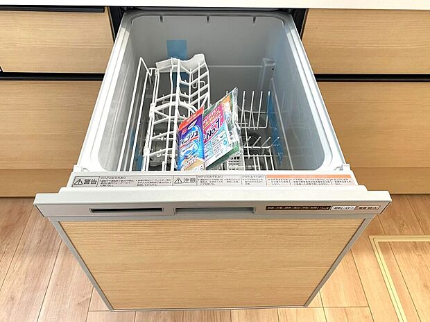 【その他設備】☆食器洗浄乾燥機☆日々の家事タイムを助ける強い味方♪機能性だけでなくお洒落なデザインも魅力です♪食事後の時間をお子様や旦那様とのゆとり時間に♪