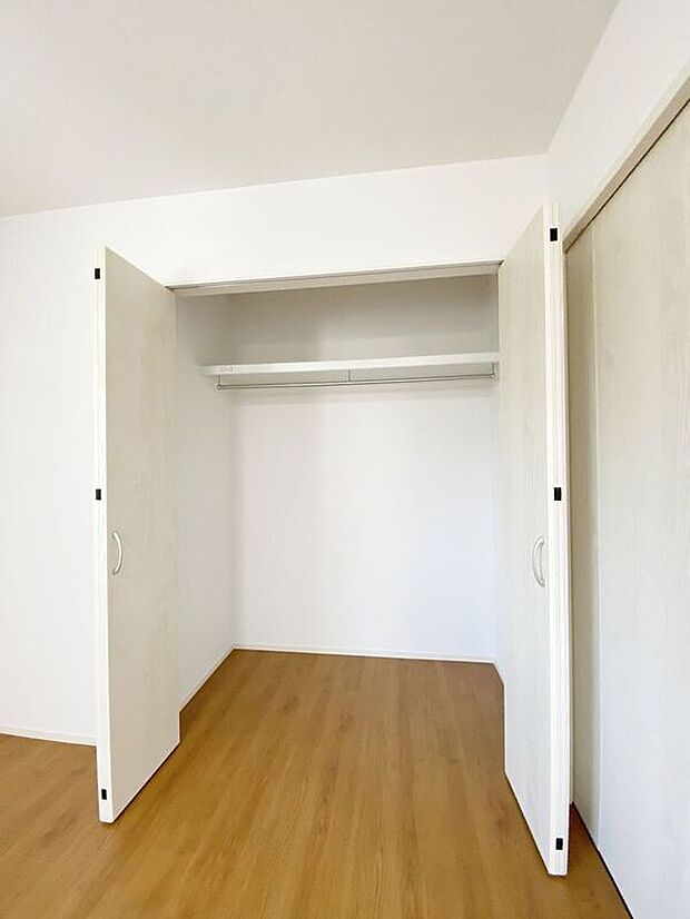 【収納】☆クローゼット(9帖洋室)☆奥行きがあり、収納量のあるクローゼット♪お部屋の整理に役立ちます♪
