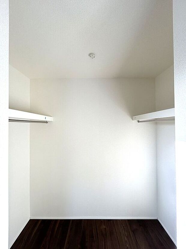 【収納】☆WIC(6.1帖洋室)☆たっぷり収納いただけるので、毎日のコーディネートも楽しくなります♪