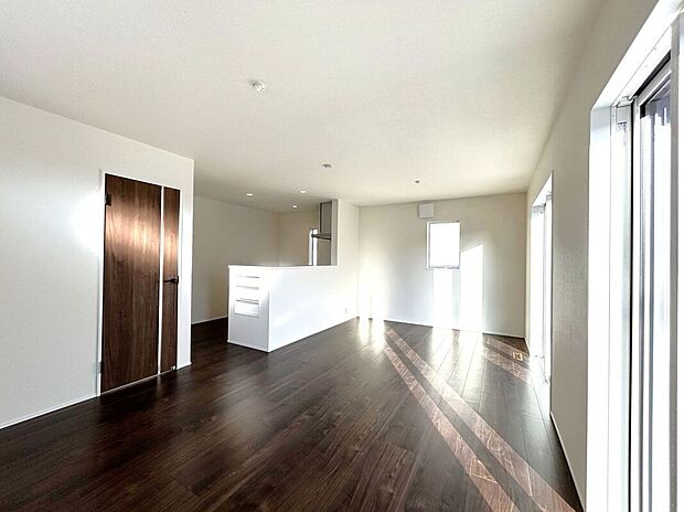 【リビング】☆リビング☆濃いブラウン系のフローリングなので、ヴィンテージや和テイストなど、お好みのインテリアスタイルを楽しむことができます(^^♪