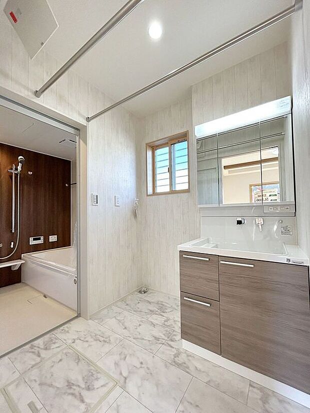 【洗面】☆洗面脱衣室☆ゆとりのある広さの洗面脱衣室♪洗面台は使い勝手の良い三面鏡仕様♪鏡裏にも収納スペースしっかり完備♪