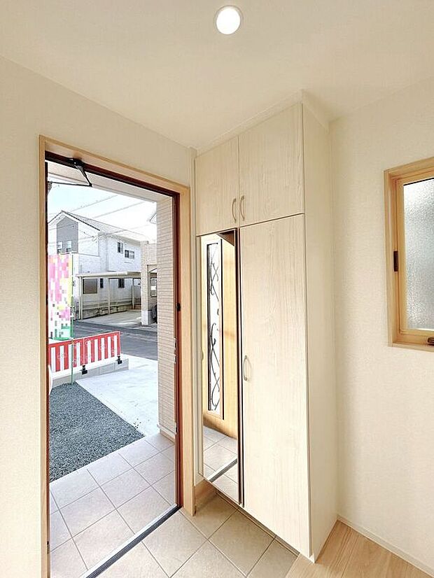 【玄関】☆シューズボックス☆姿見の付いたシューズボックス♪お出かけ前の身だしなみチェックも安心です♪