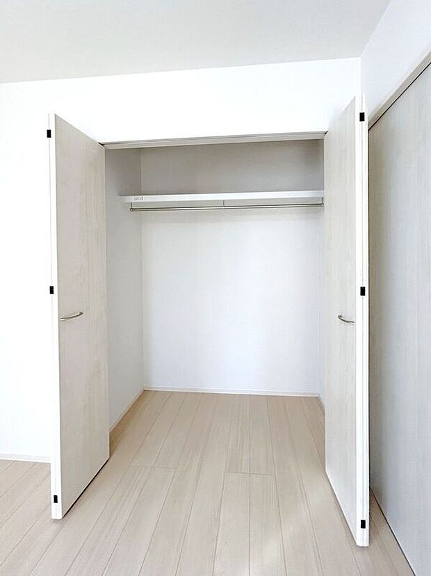 【収納】☆クローゼット(9帖洋室)☆棚が付いているのでスペースを無駄にすることなく収納いただけます♪