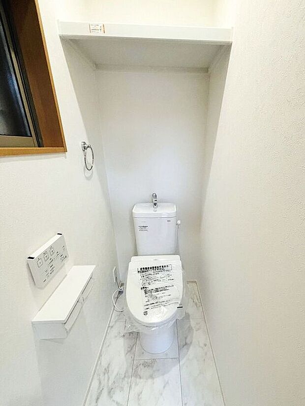 【トイレ】☆トイレ☆忙しい朝も安心の各階設置♪冬場特に重宝する温水便座機能付き♪小窓が付いているので換気もしっかり行えます♪