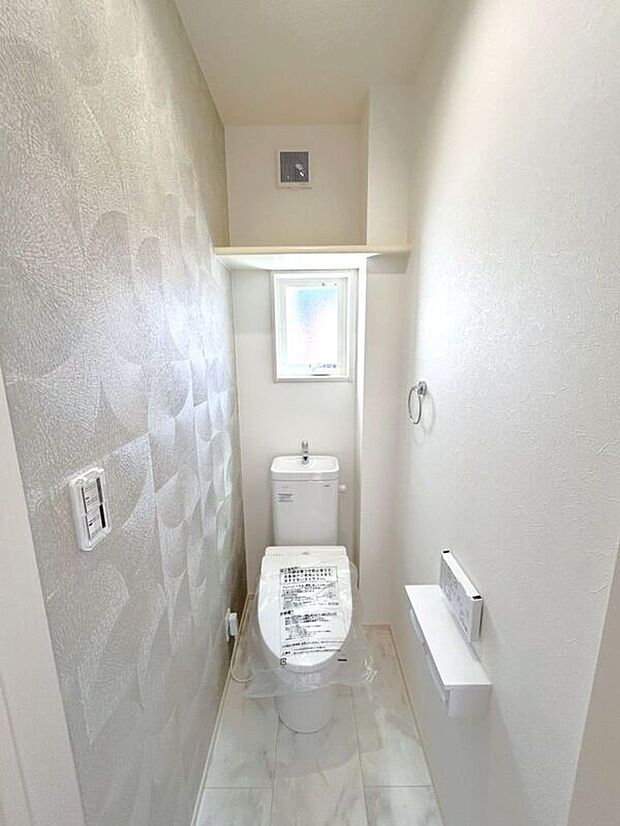 【トイレ】☆トイレ☆忙しい朝も安心の各階設置♪冬場特に重宝する温水便座機能付き♪小窓が付いているので換気もしっかり行えます♪