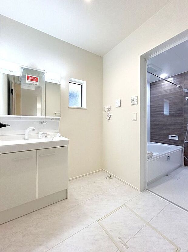 【洗面】☆洗面脱衣室☆ゆとりのある広さの洗面脱衣室♪洗面台は使い勝手の良い三面鏡仕様♪鏡裏にも収納スペースしっかり完備♪