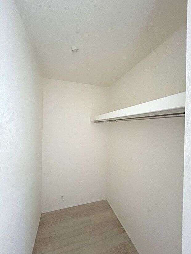 【収納】☆WIC(7.5帖洋室)☆お洋服からお荷物までスッキリ収納いただけます♪