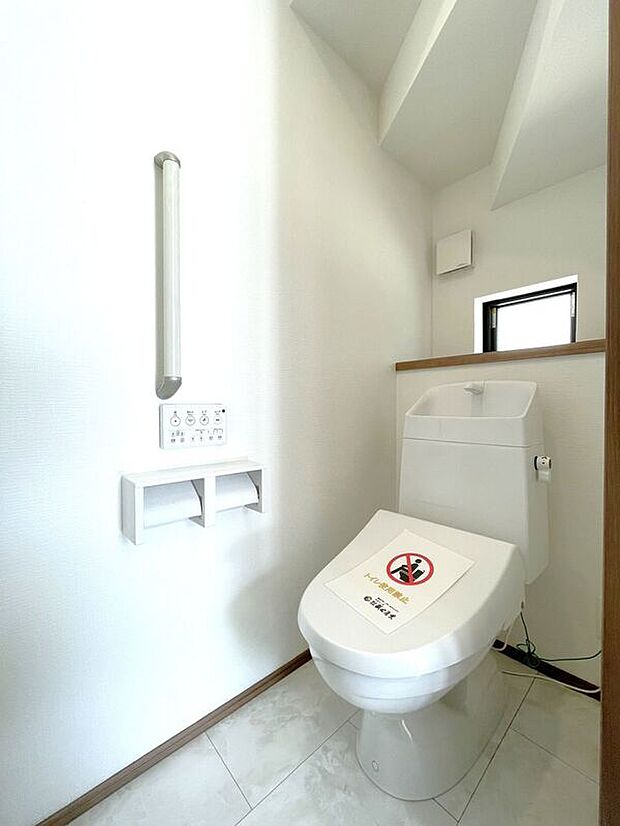 【トイレ】☆トイレ☆忙しい朝も安心の各階設置♪冬場特に重宝する温水便座機能付き♪小窓が付いているので換気もしっかり行えます♪
