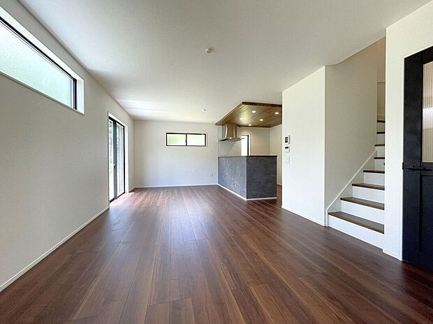 【リビング】☆リビング☆濃いブラウン系のフローリングなので、ヴィンテージや和テイストなど、お好みのインテリアスタイルを楽しむことができます(^^♪