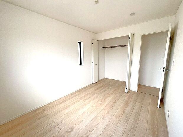 【室内】☆右側6帖洋室☆全室収納完備♪