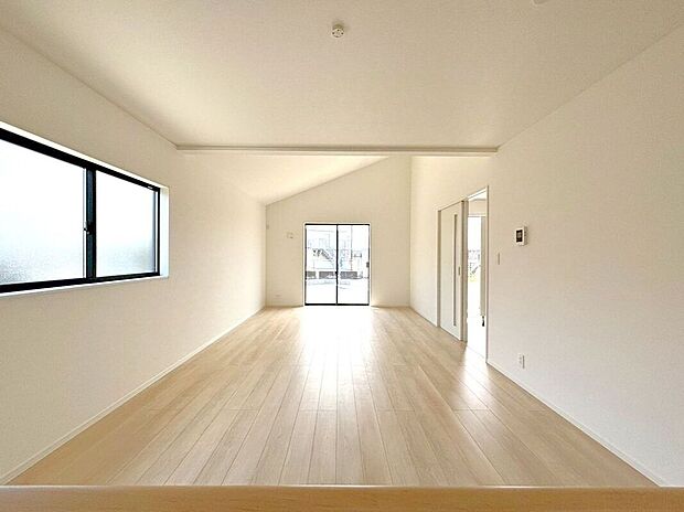 【リビング】☆リビング☆20帖家具を置いてもゆとりの広さのリビング♪陽当たりもよく勾配天井で開放感たっぷり♪